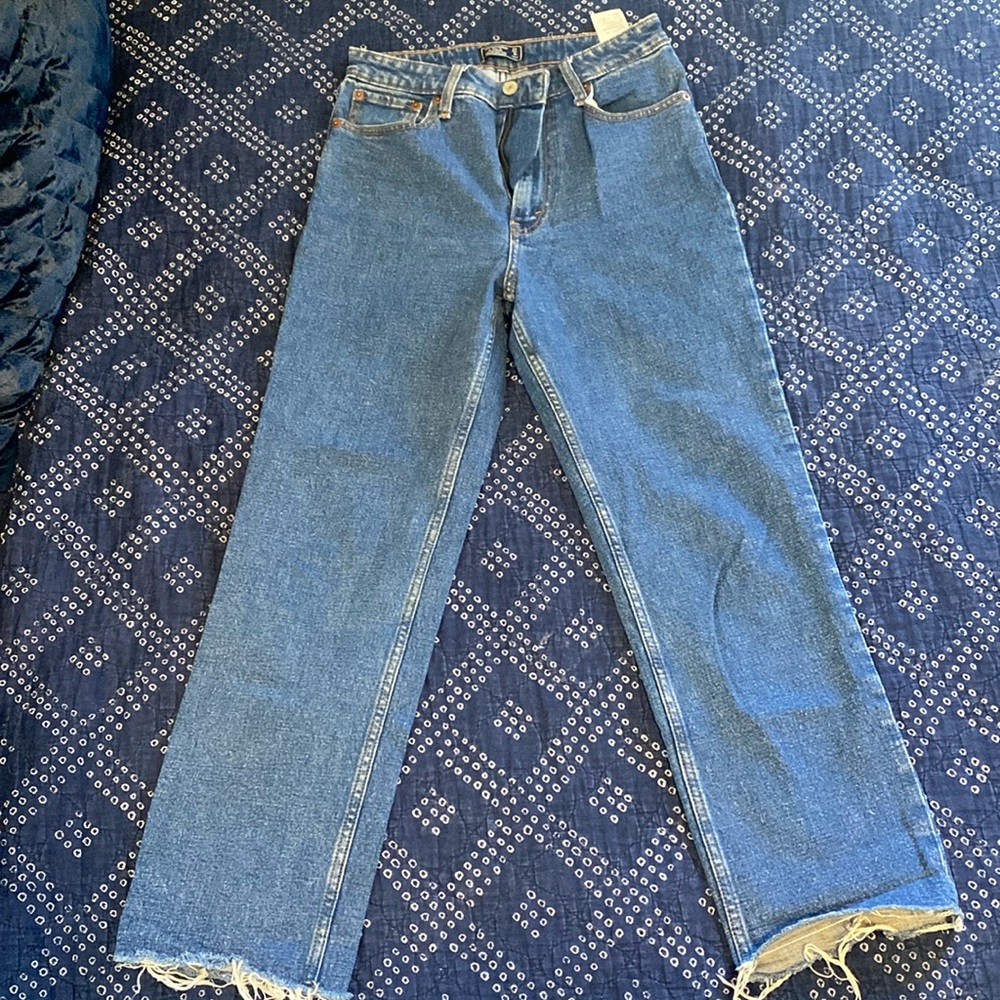 A&F Zoe Natural Rise Ankle straight jean. Great condition!